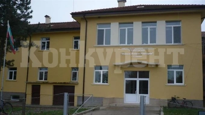 Всяко училище да решава кои класове да учат присъствено, искат от училището в Селановци