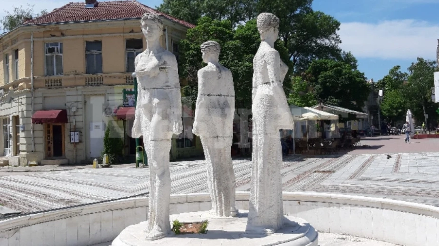 Скулптурата „Три сестри“ ще бъде преместена в Кула
