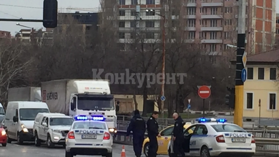 Камион помете пешеходец в централната част на София СНИМКИ