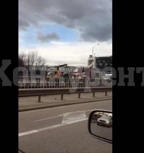 Човек загина, след като кола падна в река в София (Видео)