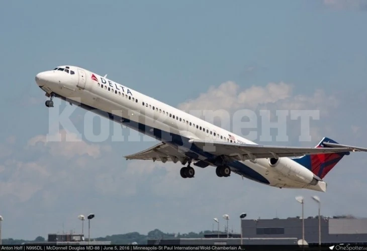 Драма в небето: Двигател на McDonnell Douglas MD-88 се разпадна във въздуха, пътник снима ВИДЕО