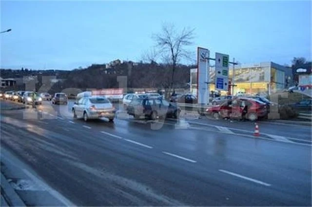 54-годишен със „Ситроен“ натресе  „Фолксваген“ в Роман