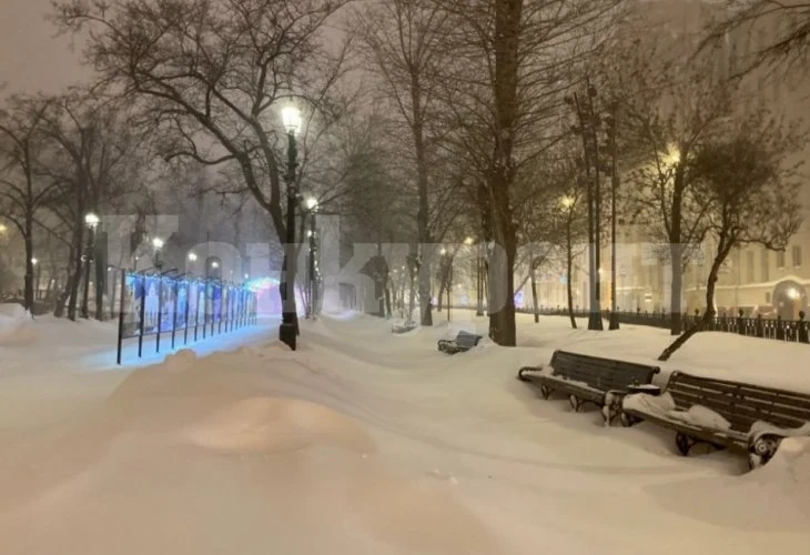 Майка съблече трите си деца в снега и ги накара да се молят СНИМКA