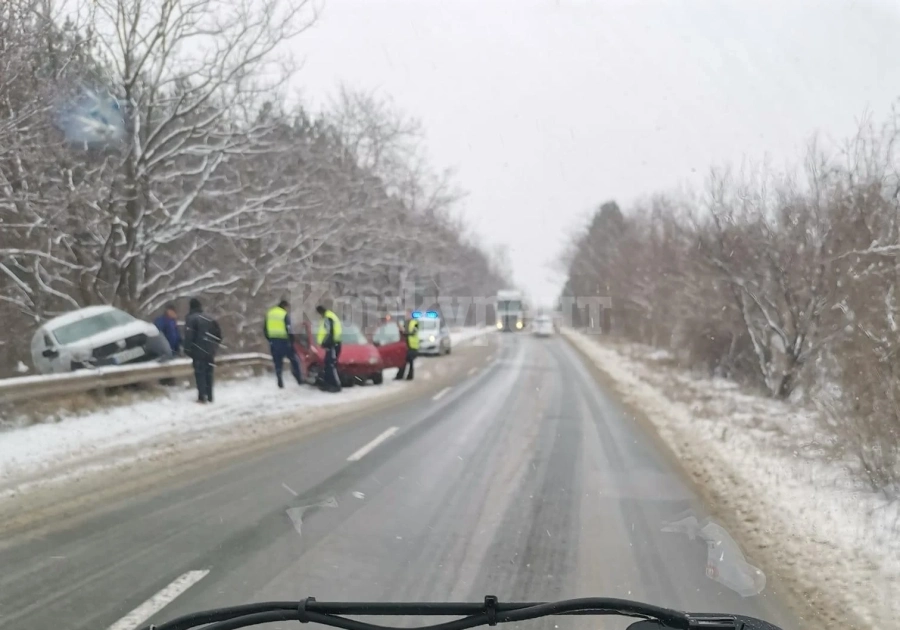 Катастрофа край Бели Извор, пикап е върху мантинелата