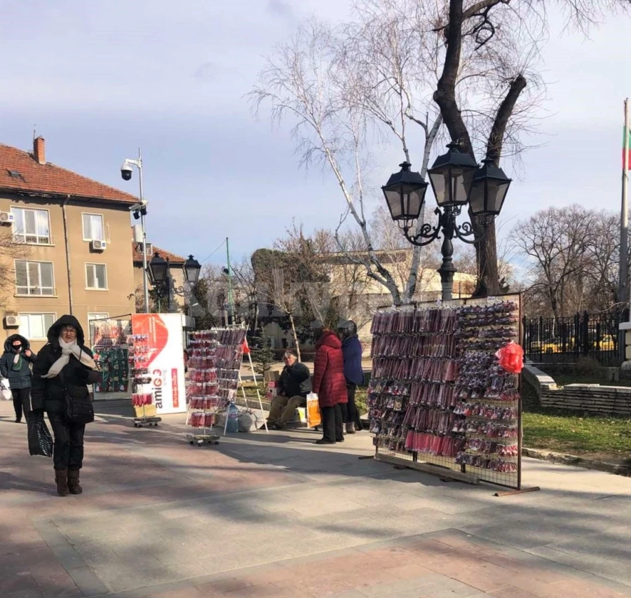 Във Видин и тази година десетки търговци предлагат мартеници СНИМКИ
