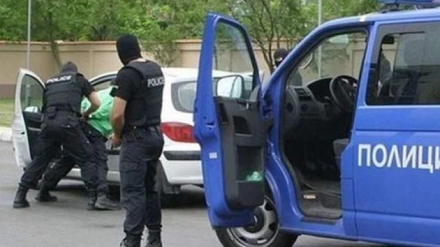 Удар на полицията! Закопчаха дилъри на дрога при спецакция в Оряхово