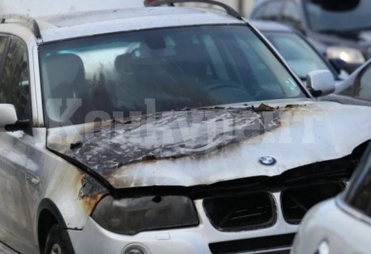 BMW изгоря на оживено столично кръстовище в час пик, огромно задръстване СНИМКА