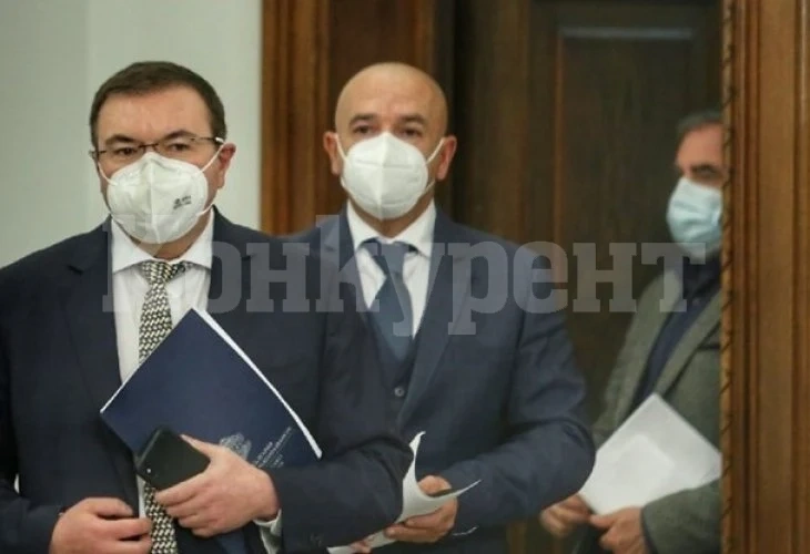 Здравният министър проговори има ли негова снимка в заведение и защо няма да седне с ресторантьорите