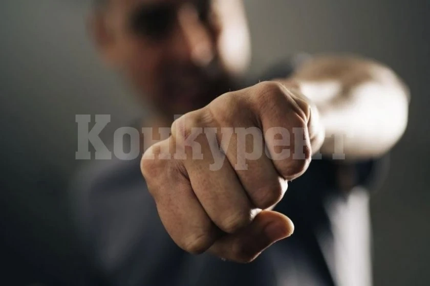 Трима мъже нахлуха в училище и пребиха 13-годишно дете във Варненско