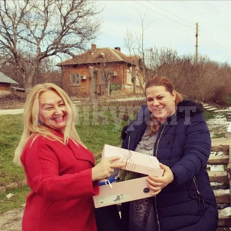 Тони Милева и Гроздан Темнишки с подаръци за децата от с.Вировско