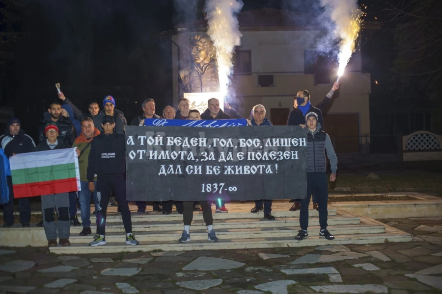 Фенове на футболния клуб „Левски“ почетоха в Мездра паметта на Апостола на свободата СНИМКИ