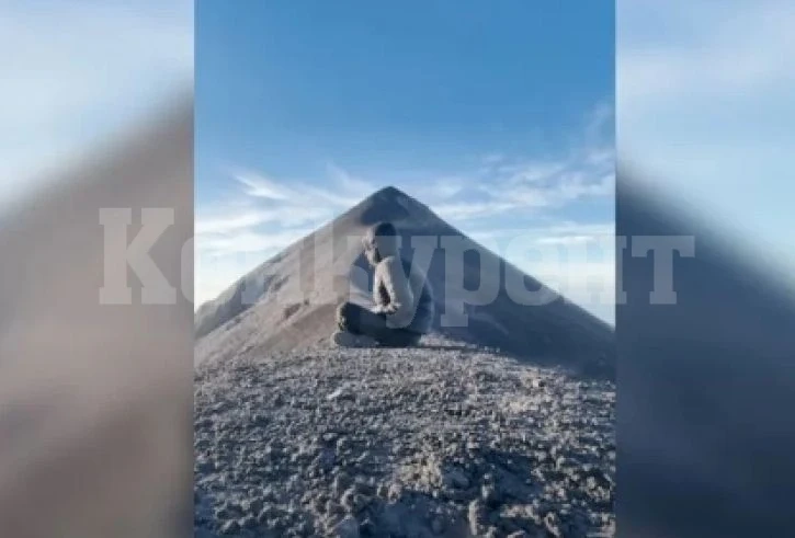Зрелищно ВИДЕО: Момче медитира в планината, а зад него изригна вулкан