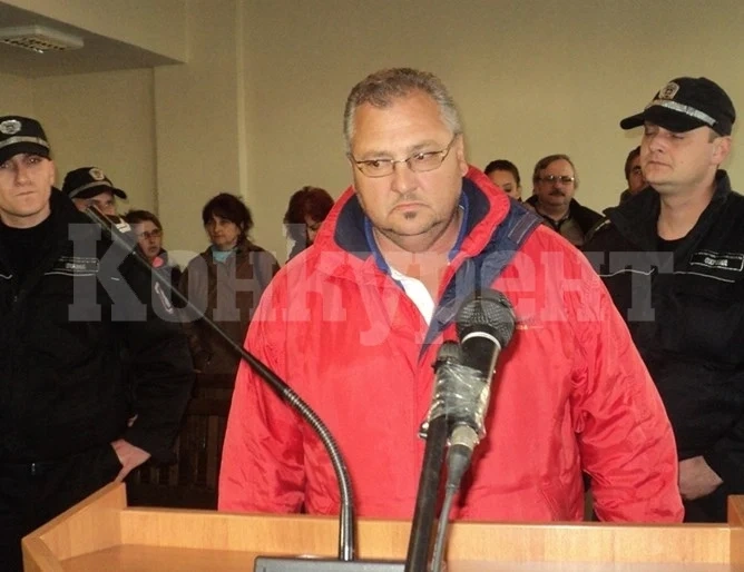 Адвокат изиска справка за уменията на полицай, надушил отровната ракия, убила 6-има