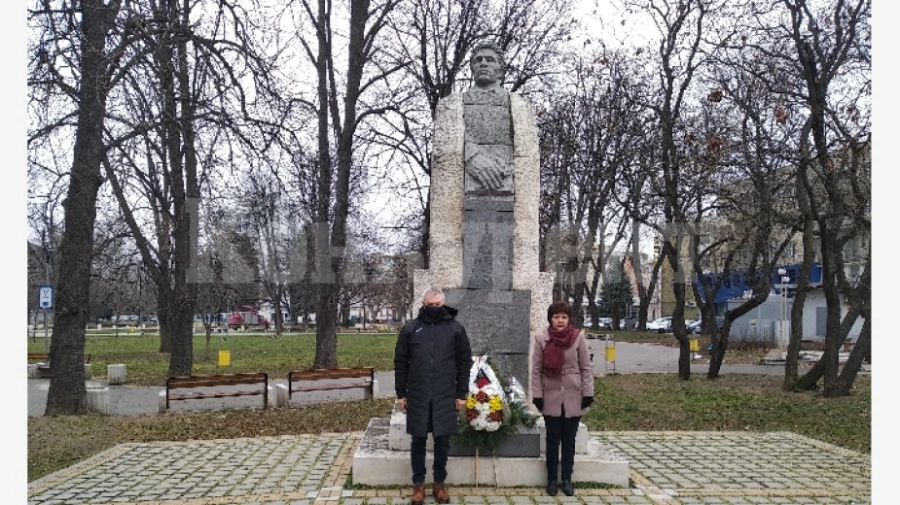 В Монтана отрупаха с цветя паметника на Васил Левски