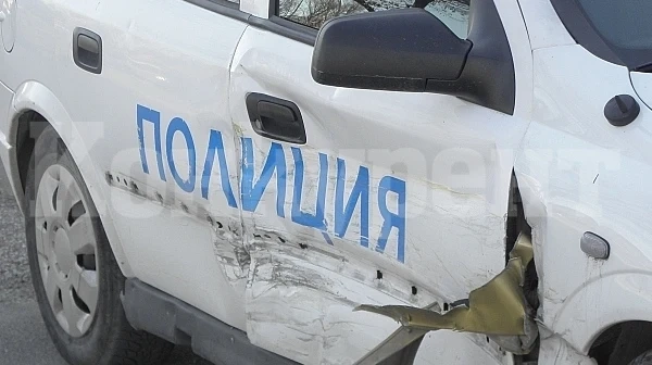 Блъснаха патрулка, докато ченгетата пишели акт на нарушител
