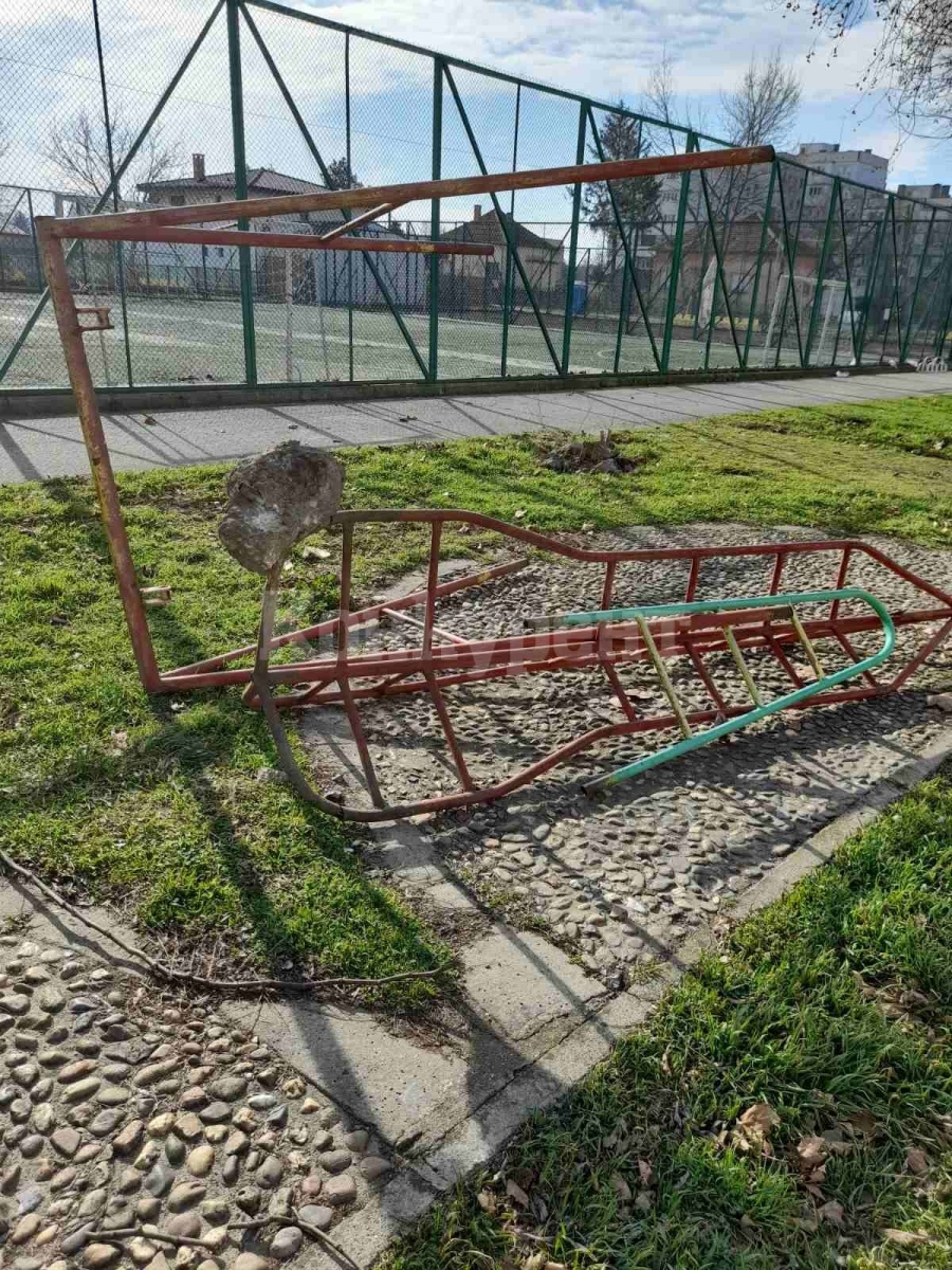 Премахват остарели уреди от детските площадки в Козлодуй