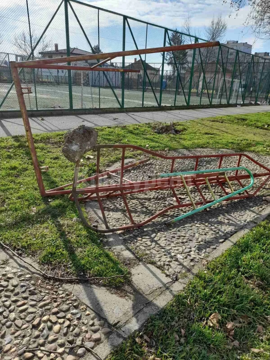 Премахват остарели уреди от детските площадки в Козлодуй