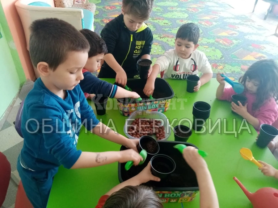 Децата от детска градина „Васил Левски“ в село Бързия „засадиха“ бъдеще