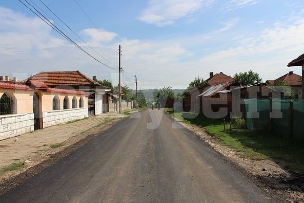 Ударно асфалтират в община Бяла Слатина СНИМКИ