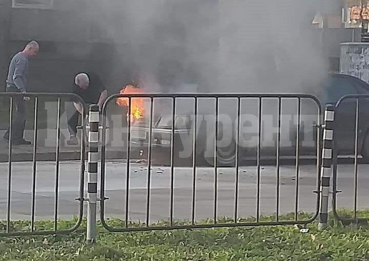 Кола пламна на оживена улица във Видин СНИМКИ