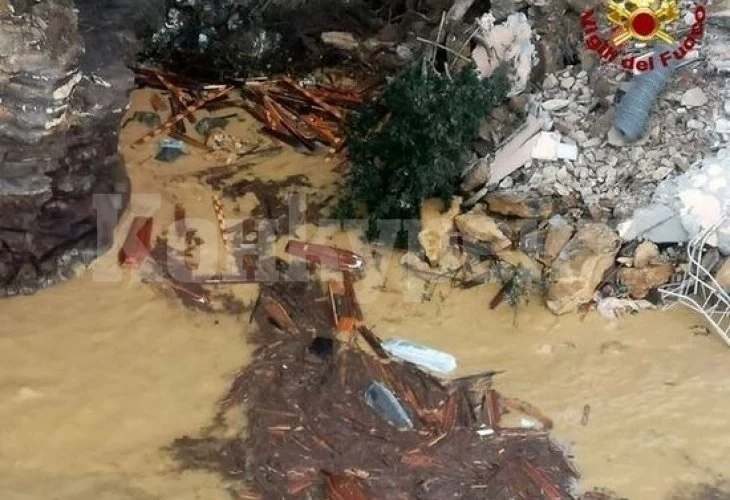 Ковчези с мъртъвци плуват в морето край италиански курорт! Зловещо ВИДЕО