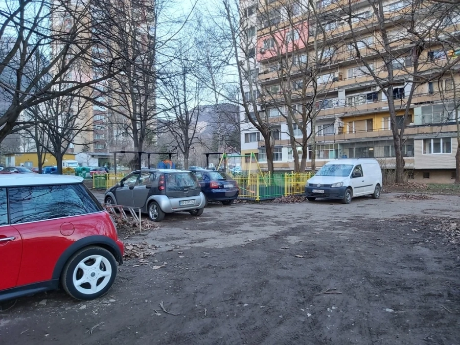 Коли превзеха детска площадка СНИМКА