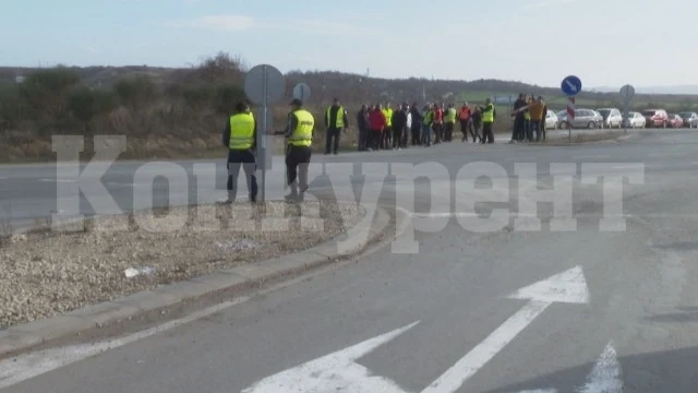 Селяни протестираха заради ужасен път