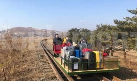 Руски дипломати бутат вагонетка през Северна Корея