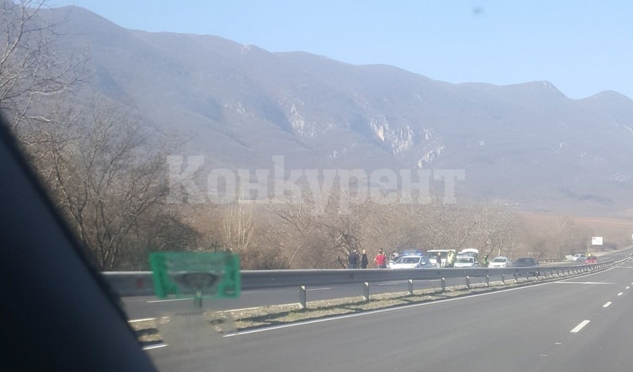 Кръв на пътя! Микробус отнесе трима работници на пътя край Враца, има загинал