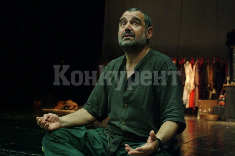 Студентка обвини Иван Добчев и в сексуален тормоз, замервал актьори с пепелници, карал момичетата да са разсъблечени