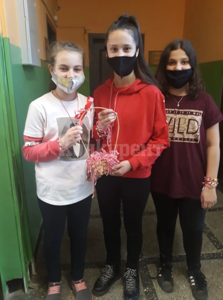 Учениците от СУ „ Христо Ботев“ в Белоградчик се радват на дошлия първи пролетен празник