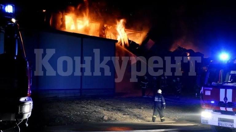  Огнена стихия погълна къща в Козлодуй, мъж е в болница