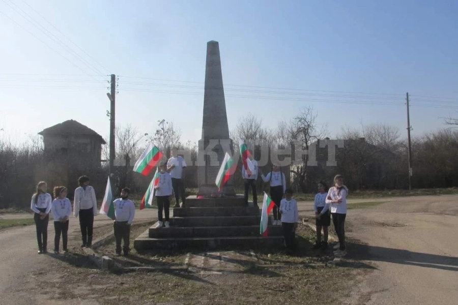 В Динково поднесоха цветя на паметник на герои