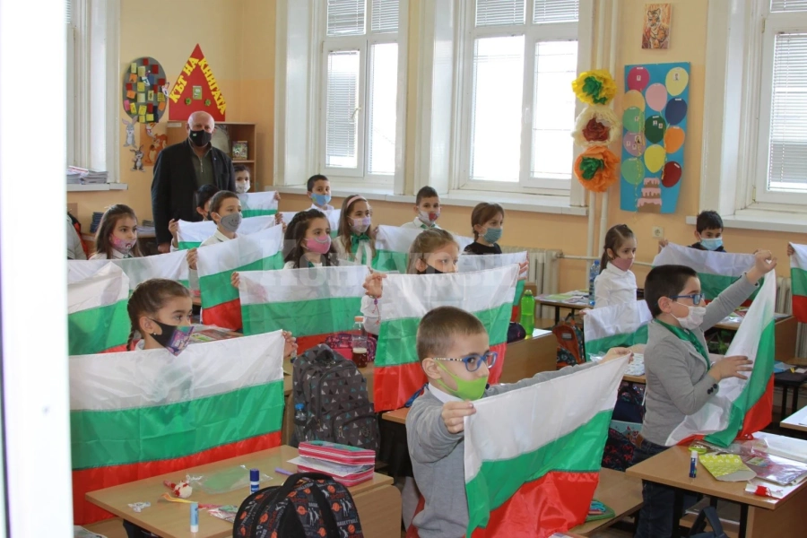 В СУ „Христо Ботев“ - Враца отбелязаха 3 март СНИМКИ