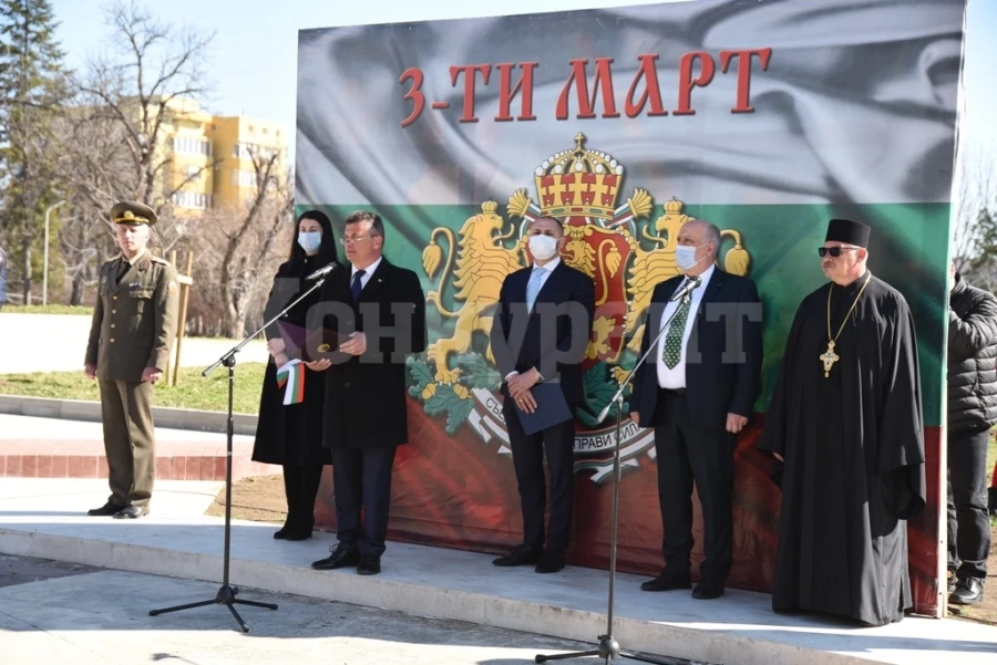 В Бяла Слатина се поклониха пред освободителите ни