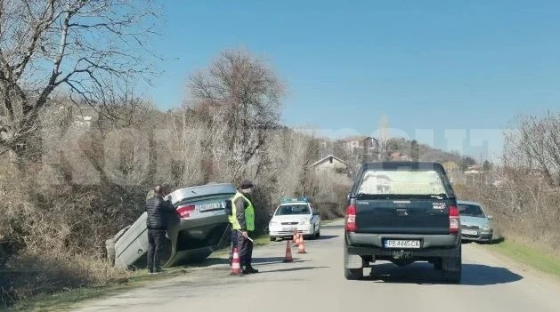 Шофьорка с БМВ се обърна по таван