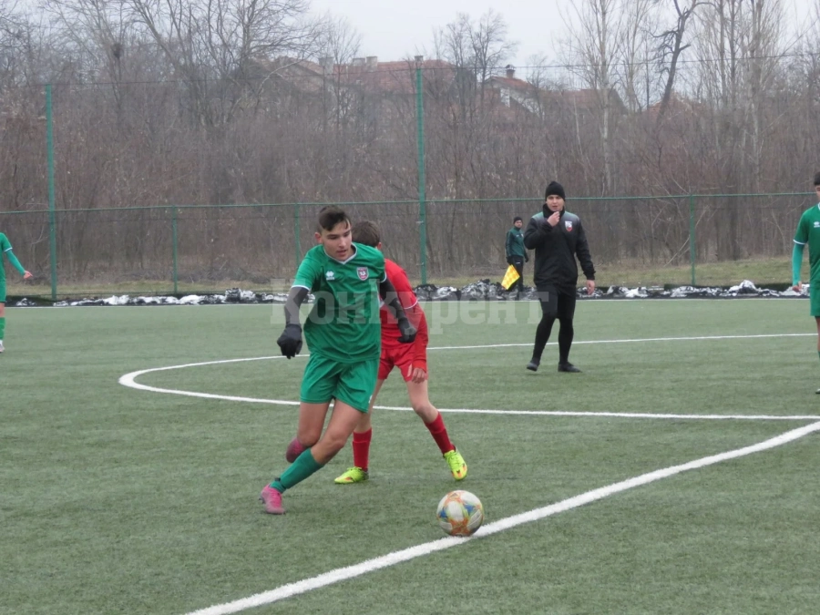 U17 гази с 6:0 в контрола, Рики вкара от корнер, Вавиян от 30 м, хеттрик за Кико