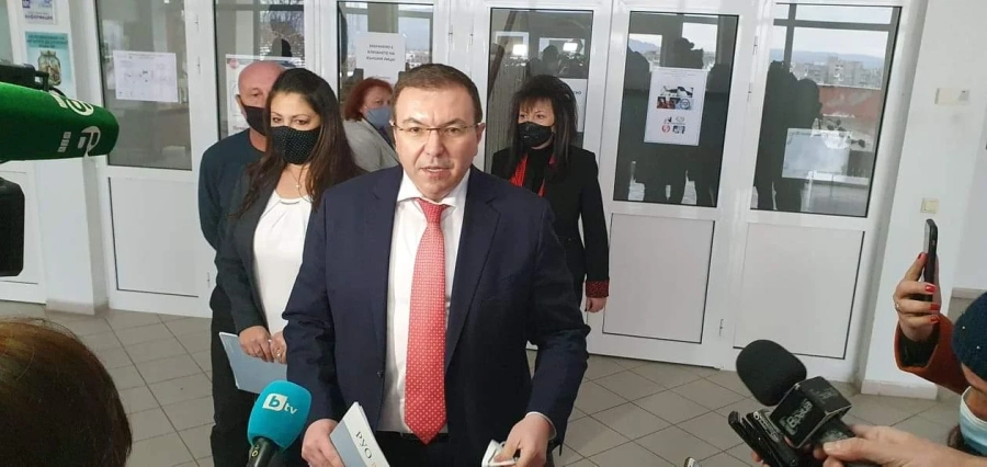 Здравният министър: Засега не се предвижда единно затягане на мерките