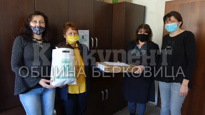 Преносим компютър и театрални аксесоари получиха детски градини в Берковица