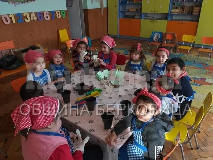 Свои собствени дървета засадиха деца от Замфирово