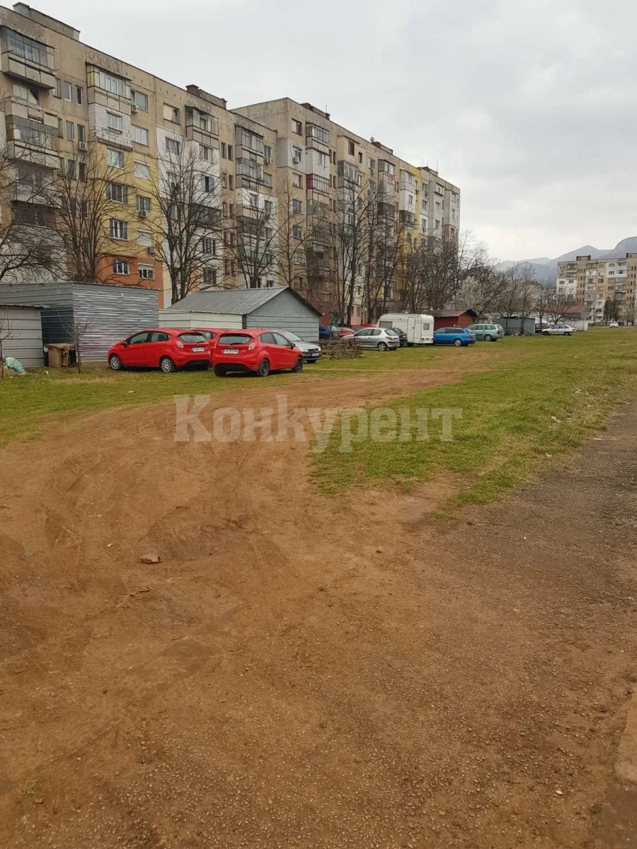 Нов паркинг изникна в ж.к. „Дъбника“ СНИМКИ