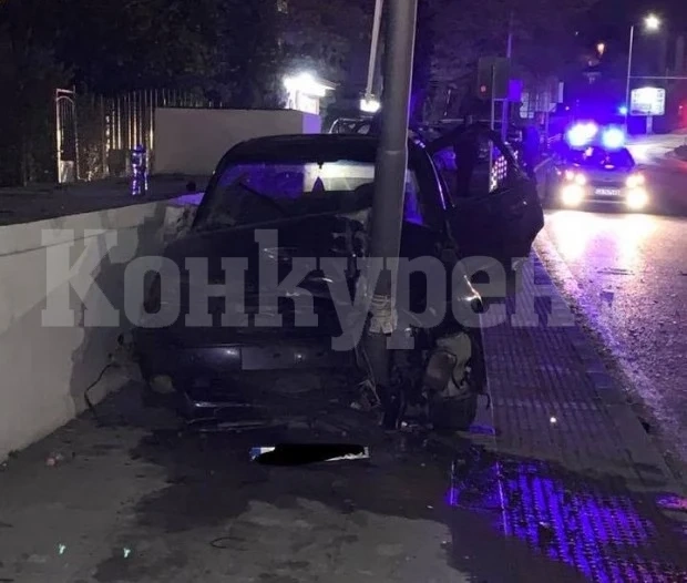 Безумие! 14-годишен от Врачанско заби кола в стълб, рани приятел и избяга
