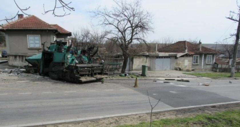 Машина за асфалт прати двама души в болница