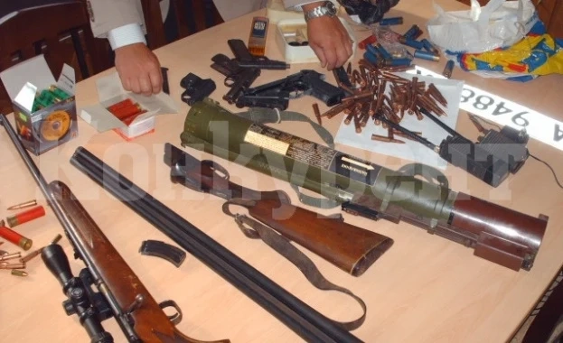 Като за война! Откриха цял боен арсенал в дома на 68-годишен