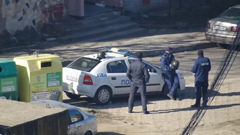 Апаши пребиха две ченгета