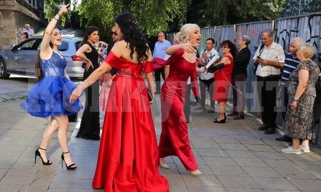 Няма вирус, няма страх: Готвят балове за 20 000 лв., партита с 300 гости...