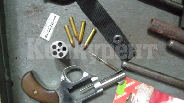 Ченгетата нахлуха в къща в Криводол и намериха незаконен револвер и боеприпаси 