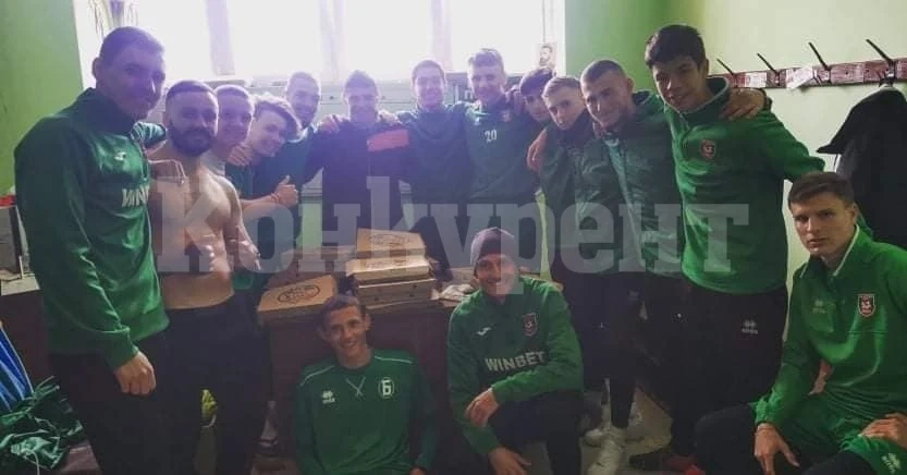 Верен привърженик нахрани дубъла след тренировката