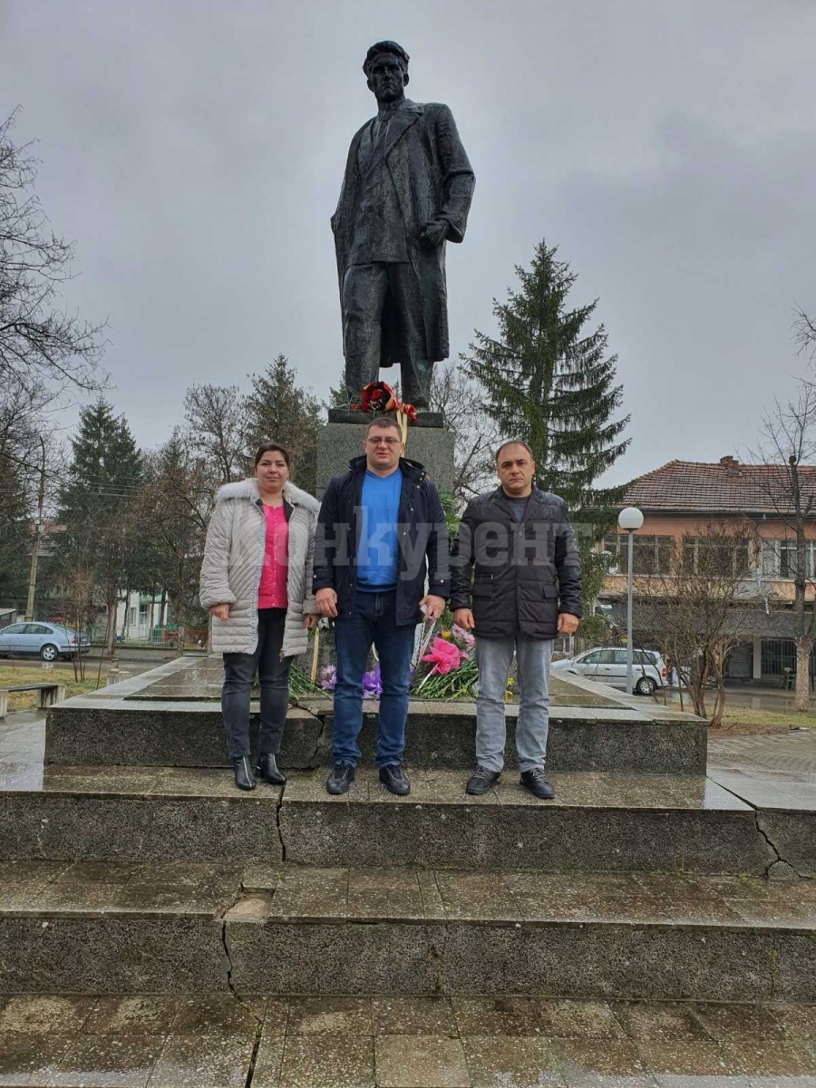 Социалисти се поклониха пред подвига на Мико Нинов-Трифон СНИМКИ