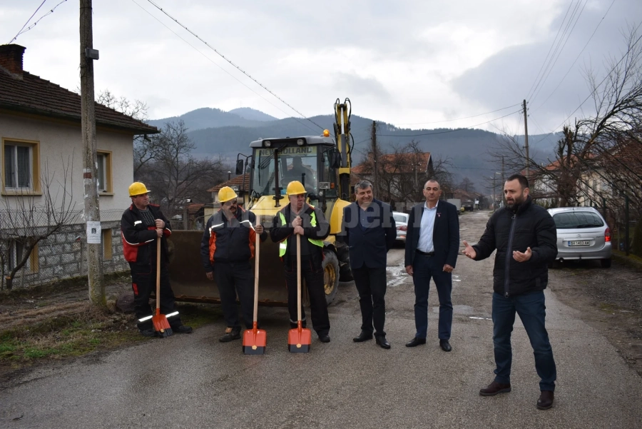 Кандидатите за народни представители от ГЕРБ-СДС присъстваха на първа копка за реконструкция на водопроводната мрежа в община Чупрене